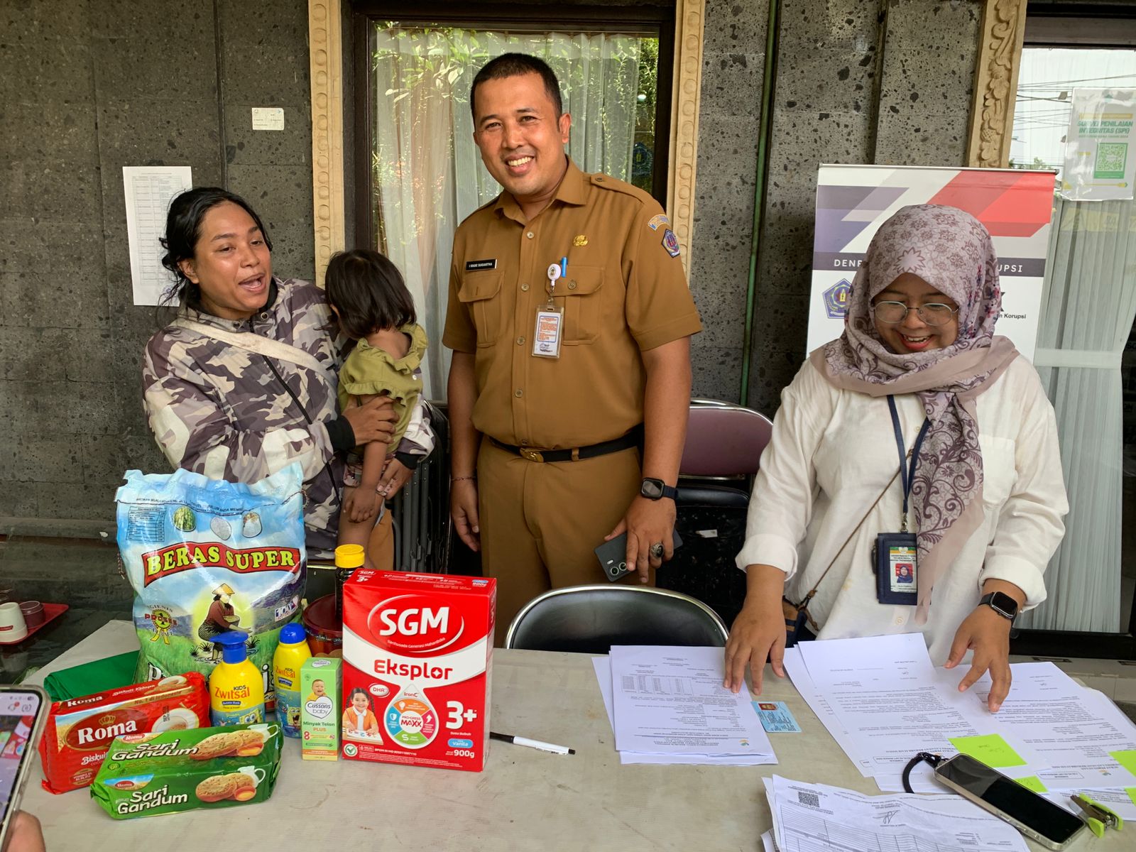 BANTUAN SOSIAL KEPADA LANSIA DAN BALITA KORBAN TERDAMPAK BANJIR DARI KEMENTRIAN SOSIAL DI WILAYAH KELURAHAN DAUH PURI