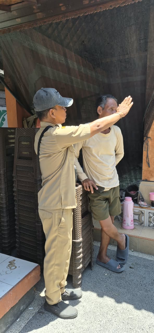 Kelurahan Dauh Puri Tindak Lanjuti Pengaduan Warga Terkait Gangguan Debu Proyek Perbaikan Sanggah